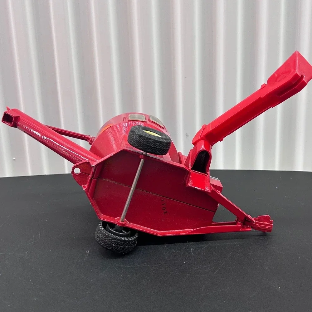 Ertl International Harvester Grinder Mixer Red Diecast 1/16 Scale Farm Toy USA